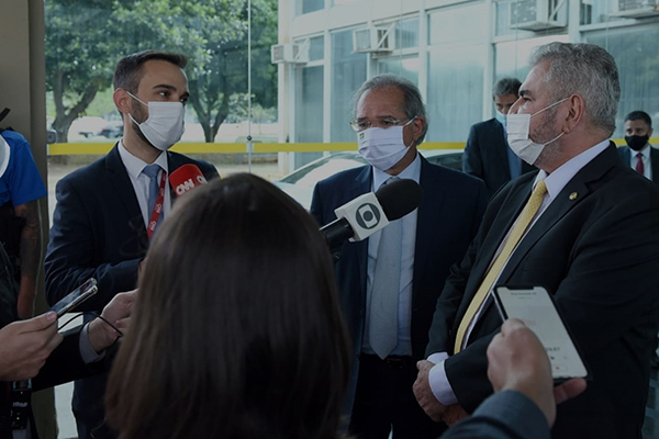 O ministro da Economia, Paulo Guedes, e o senador Angelo Coronel (PSD)