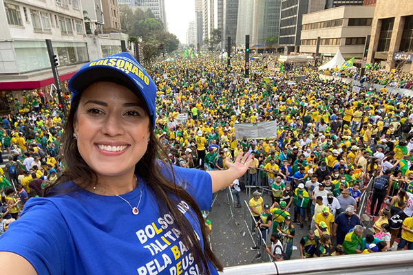 A deputada estadual Talita Oliveira (PSL) esteve presente na manifestação da avenida Paulista, em São Paulo