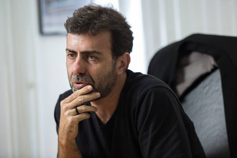 Líder da minoria na Câmara cita fotografia de filho de Bolsonaro e família que circula nas redes