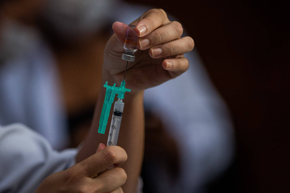 Enfermeira prepara dose da Coronavac no HC de Campinas