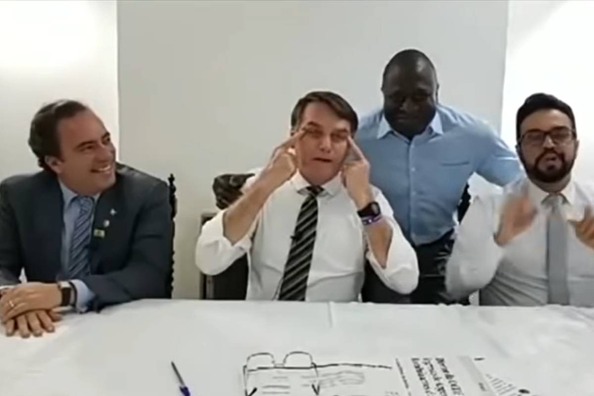 Jair Bolsonaro faz imitação preconceituosa de chineses durante live