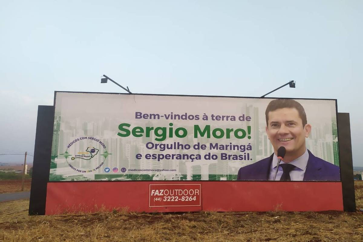 Outdoor colocado em Maringá pelo grupo Médicos Com Sergio Moro, que defende a candidatura do ex-ministro a presidente em 2022