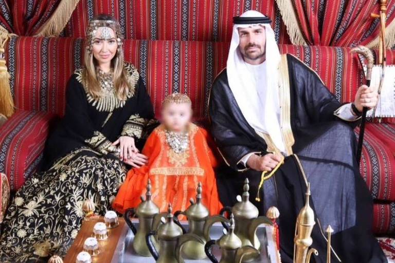 O deputado federal Eduardo Bolsonaro, acompanhado de sua família, posa para retrato com trajes árabes em Dubai