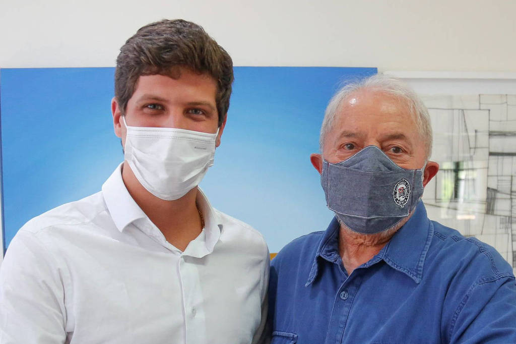 O prefeito do Recife, João Campos (PSB), em encontro com o ex-presidente Lula (PT) em São Paulo