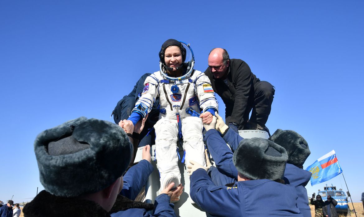 Atriz e diretor passaram 12 dias na Estação Espacial Internacional