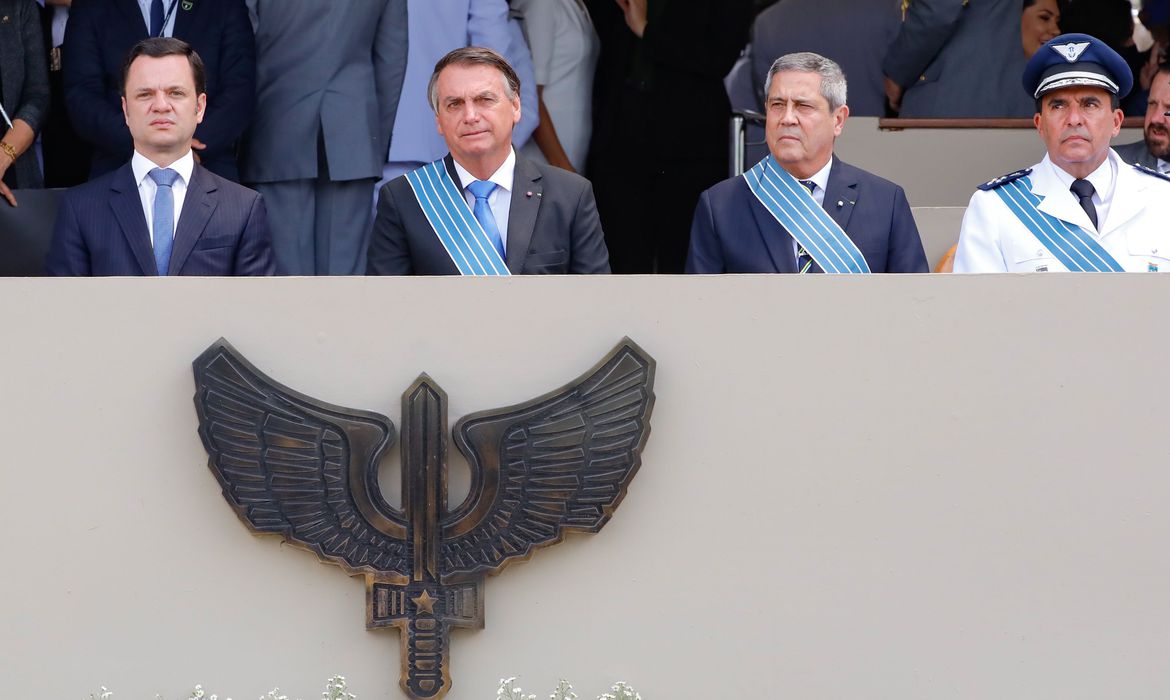 Imagem de Bolsonaro participa da comemoração ao Dia do Aviador e da FAB Imagem de Bolsonaro participa da comemoração ao Dia do Aviador e da FAB
