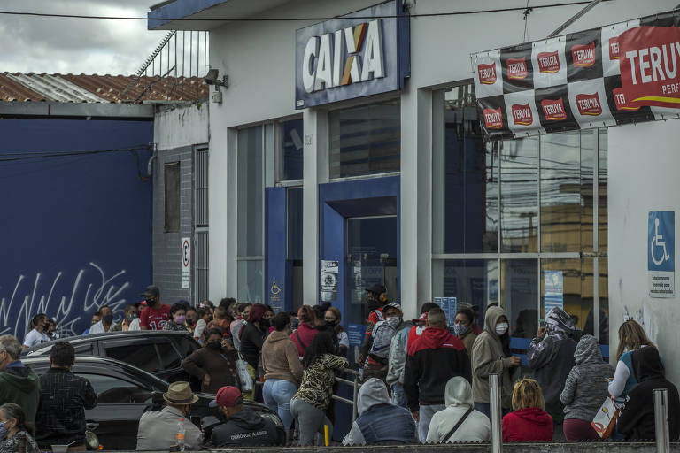 Fila para recebimento de auxílio em agência da Caixa Econômica Federal