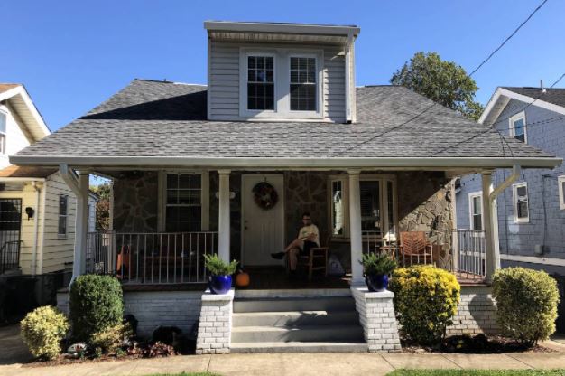 Ben Rockey-Harris na varanda de sua casa em Washington, cenário de uma das possessões demoníacas mais conhecidas do país e que inspirou o filme 'O Exorcista'