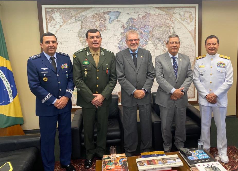 Comandantes da Aeronáutica, Tenente-Brigadeiro, Batista Júnior, do Exército, General Paulo Sérgio e da Marinha, Almirante de Esquadra, Almir Garnier e o ministro da Defesa, General Braga Netto(à dir. do deputado)
