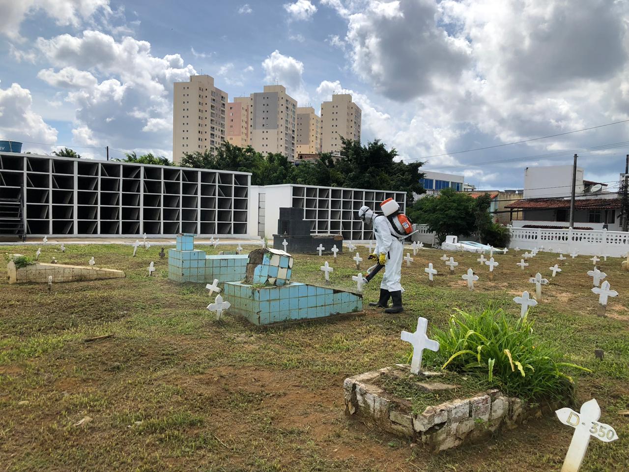 Estão sendo intensificados os serviços de varrição, capinação e pintura em muros, meios-fios