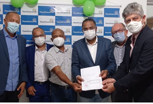 Deputados Márcio Marinho, José de Arimateia e Jurailton Santos em encontro com lideranças do sul baiano