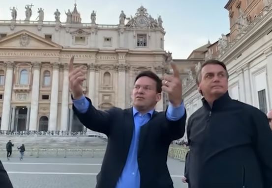 João Roma apresentando o Vaticano a Jair Bolsonaro durante viagem do presidente a Roma, na Itália