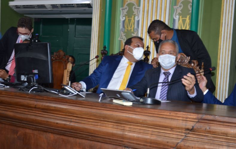 O vereador Téo Senna, à direita de Geraldo Júnior, inflamou os petistas ao dizer que governador é culpado por mortes da Bahia pela Covid