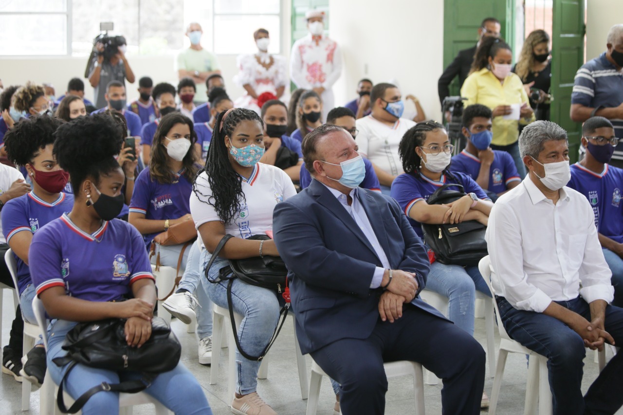 Menezes exerce interinamente o cargo de gestor do Executivo baiano enquanto o governador Rui Costa e o vice João Leão estão em viagens internacionais