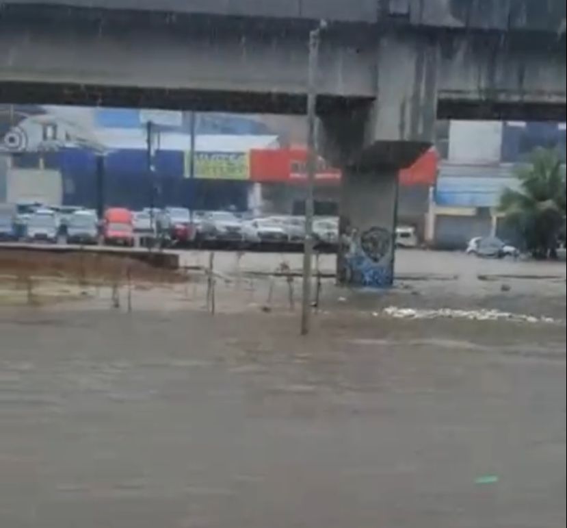 De acordo com o órgão, o fluxo de veículos é intenso em alguns pontos da cidade, como o Vale do Ogunjá, no sentido Vasco da Gama, assim como na Avenida Paralela, em ambos os sentidos