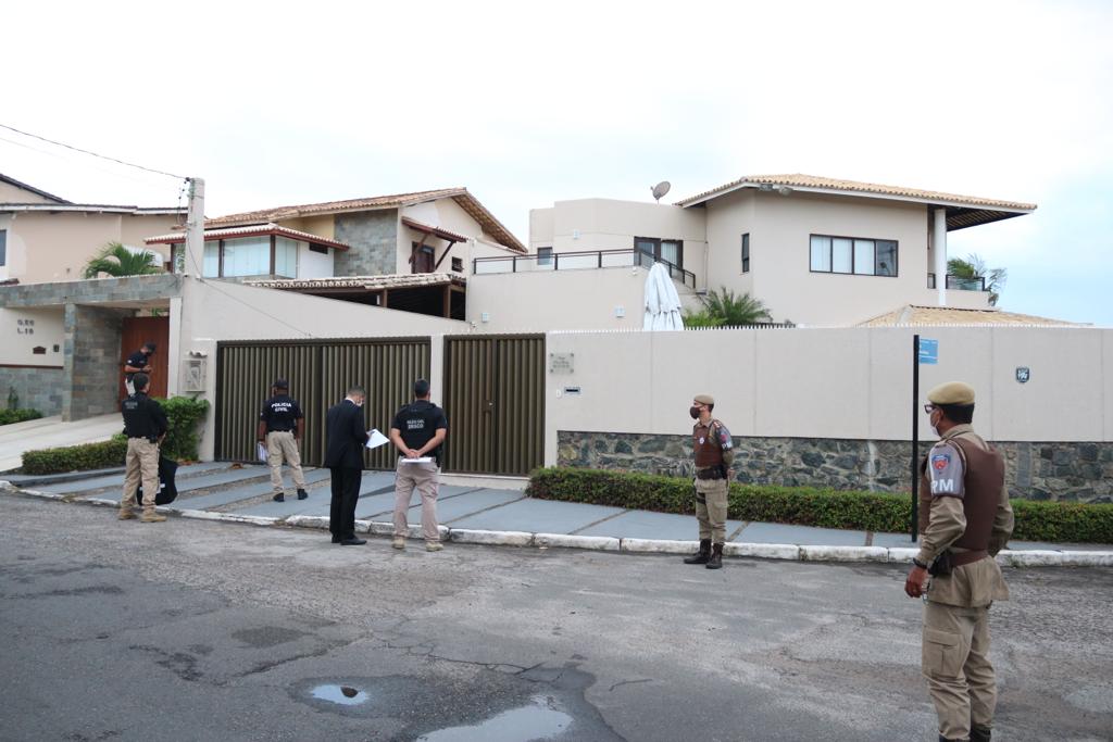 A ação cumpre ainda 17 mandados de busca e apreensão na capital baiana e em Lauro de Freitas