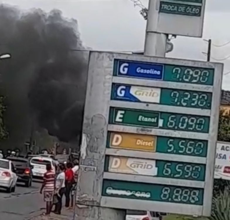 Uma equipe do Corpo de Bombeiros também foi acionada para apagar as chamas