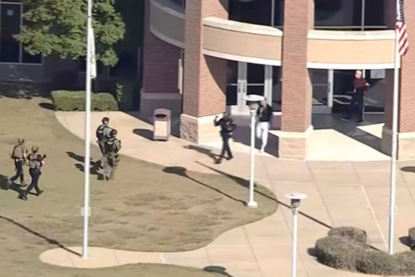 Quatro pessoas foram feridas e atirador, um jovem de 18 anos, fugiu