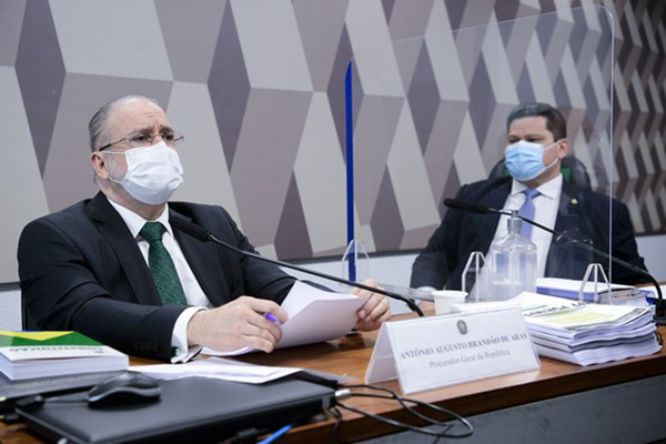 O procurador-geral da República, Augusto Aras e o senador Davi Alcolumbre (DEM-AP) durante sabatina que selou recondução do PGR 