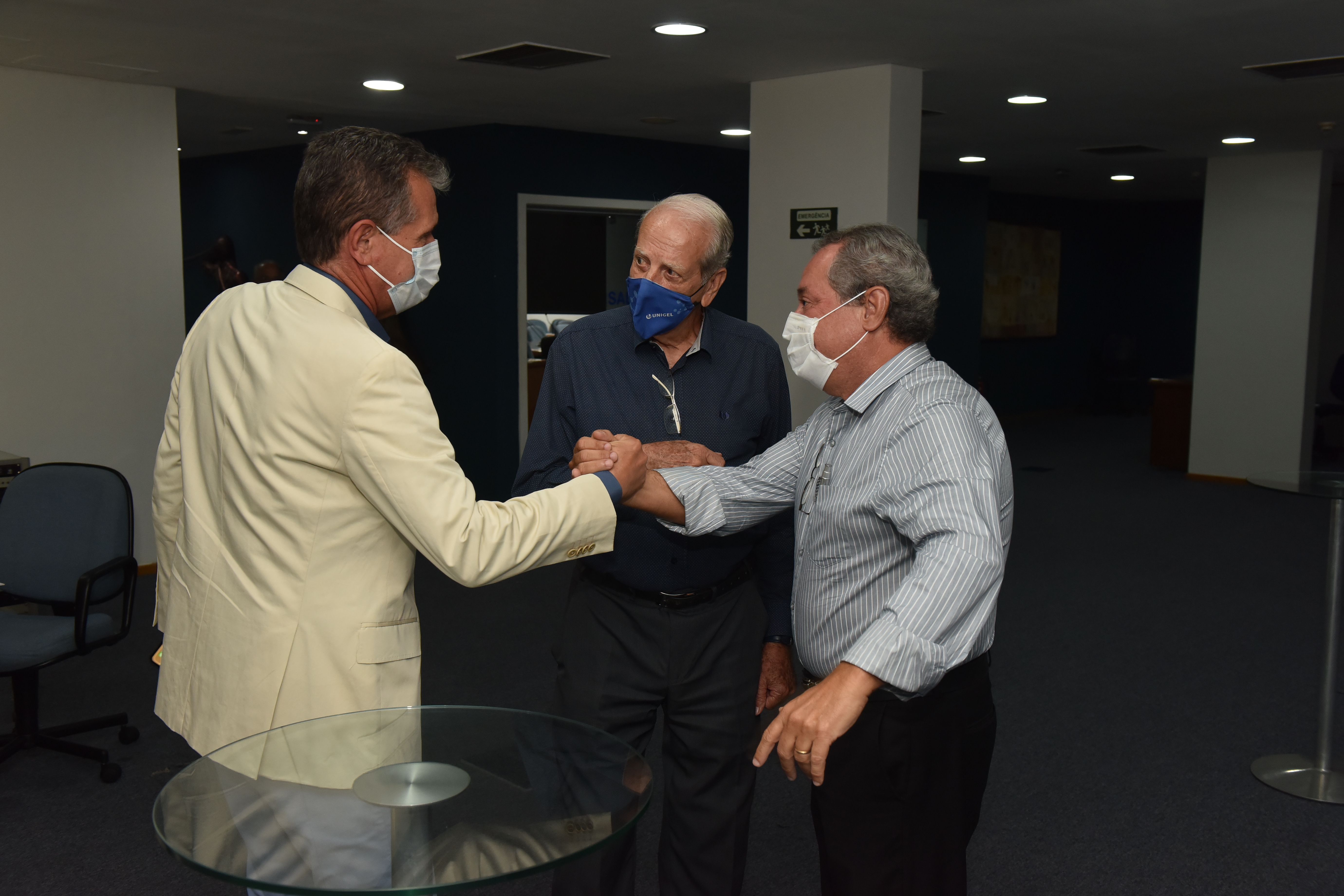 Ricardo Alban é cumprimentado por representantes da indústria presentes ao processo eleitoral Ricardo Alban é cumprimentado por representantes da indústria presentes ao processo eleitoral