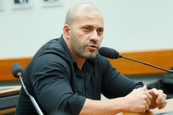 O deputado Daniel Silveira (União Brasil-RJ) deixa seu gabinete em direção ao plenário da câmara dos deputados, após passar a noite no local O deputado Daniel Silveira (União Brasil-RJ) deixa seu gabinete em direção ao plenário da câmara dos deputados, após passar a noite no local