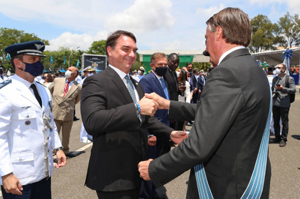 O presidente Jair Bolsonaro entrega medalha ao filho, o senador Flávio Bolsonaro O presidente Jair Bolsonaro entrega medalha ao filho, o senador Flávio Bolsonaro