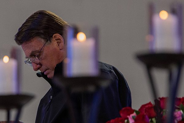 O presidente Jair Bolsonaro, durante missa nesta terça (12) no templo de Nossa Senhora da Aparecida, em Aparecida, interior de São Paulo 