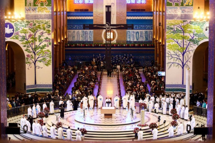 Missa na Basílica de Nossa Senhora Aparecida, em homenagem à padroeira do Brasil