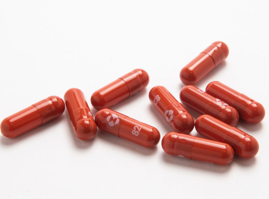 Cápsulas de molnupiravir, novo remédio testado contra a Covid-19