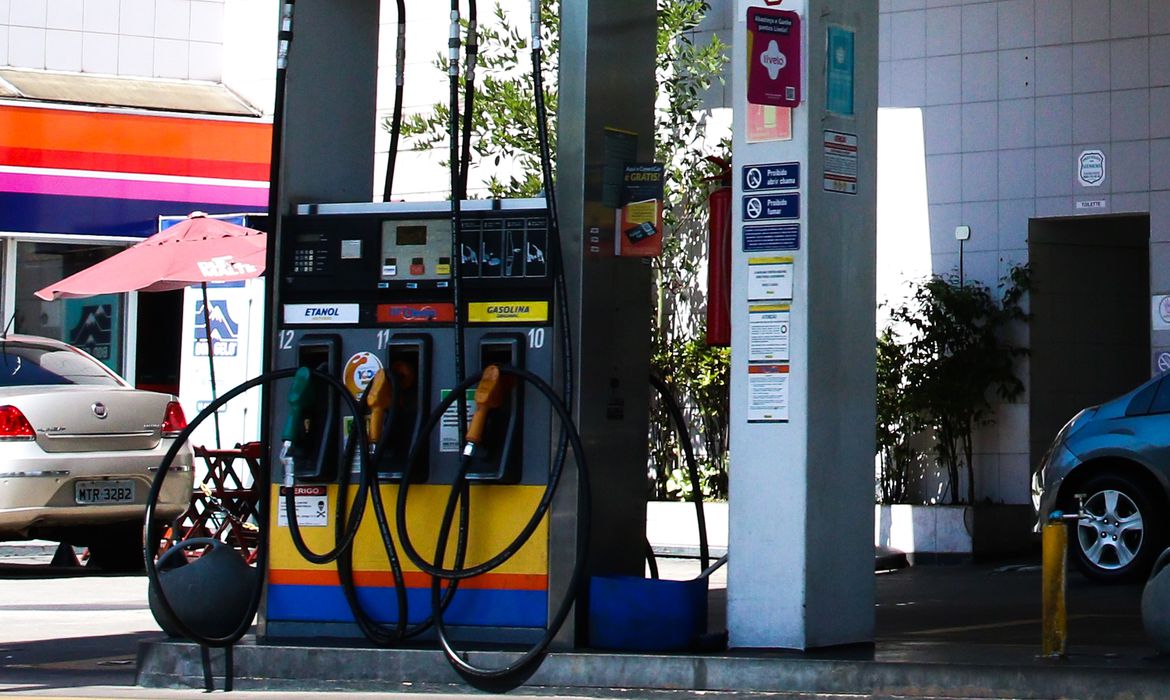 Litro da gasolina pura fica em R$ 3,19 em média