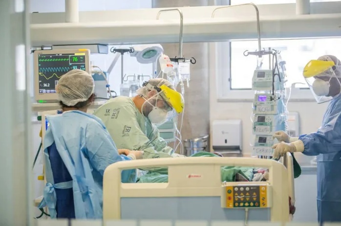 Desde o início da pandemia, 619.426 perderam a vida e 22.322.027 pessoas foram infectadas pelo coronavírus