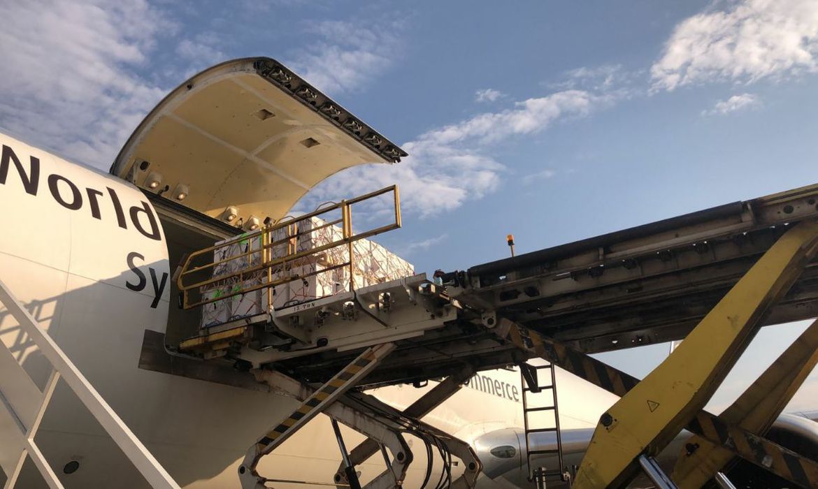 Vacinas chegam ao aeroporto de Viracopos, em Campinas-SP
