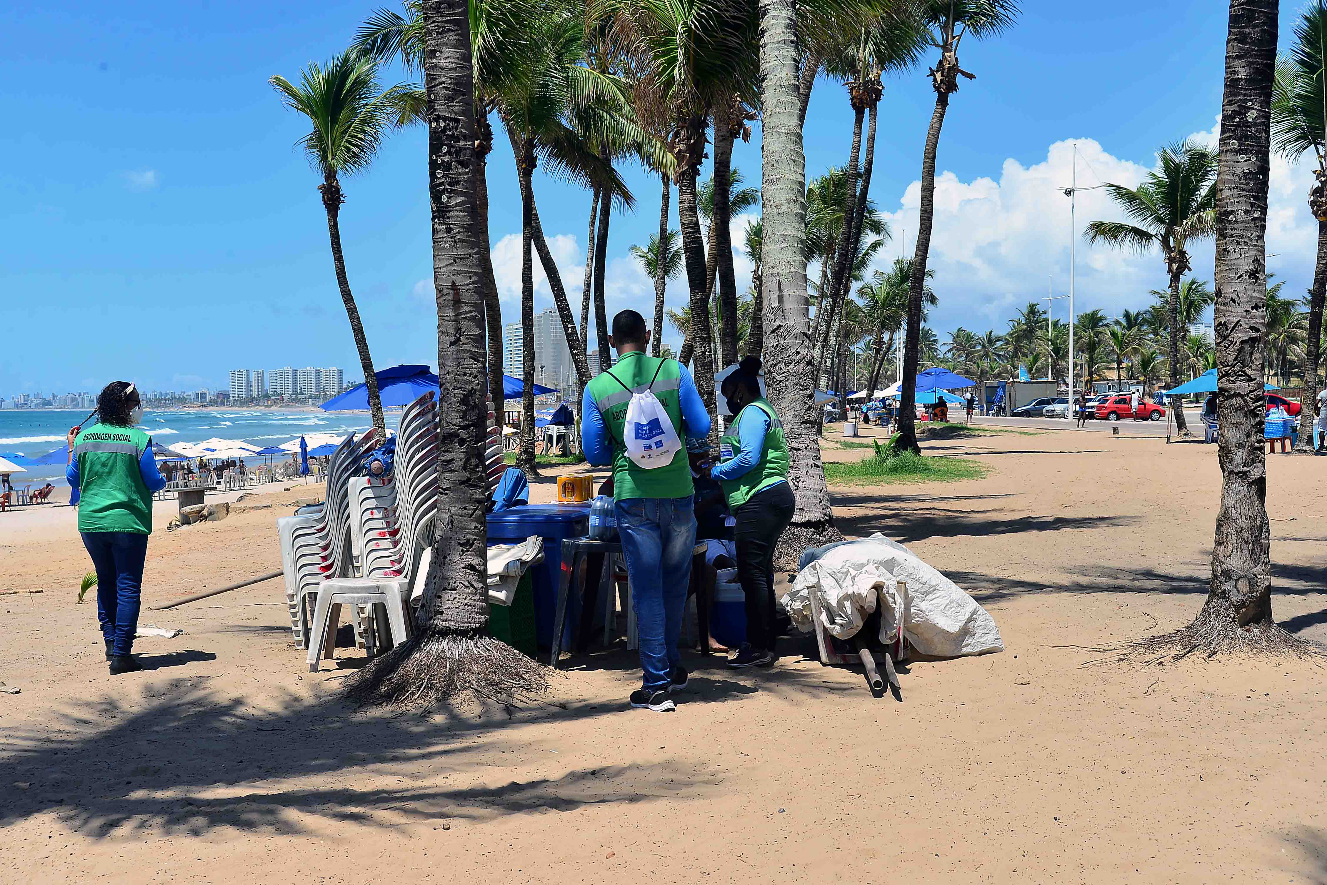 Na ocasião, agentes de abordagem social distribuíram materiais informáticos e máscaras aos banhistas e vendedores Na ocasião, agentes de abordagem social distribuíram materiais informáticos e máscaras aos banhistas e vendedores