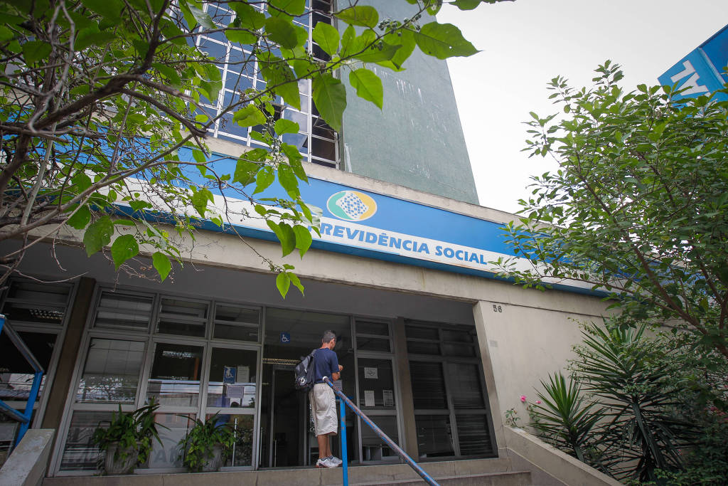 Fachada de agência do INSS na região central de São Paulo; autarquia é responsável pelo pagamento do auxílio