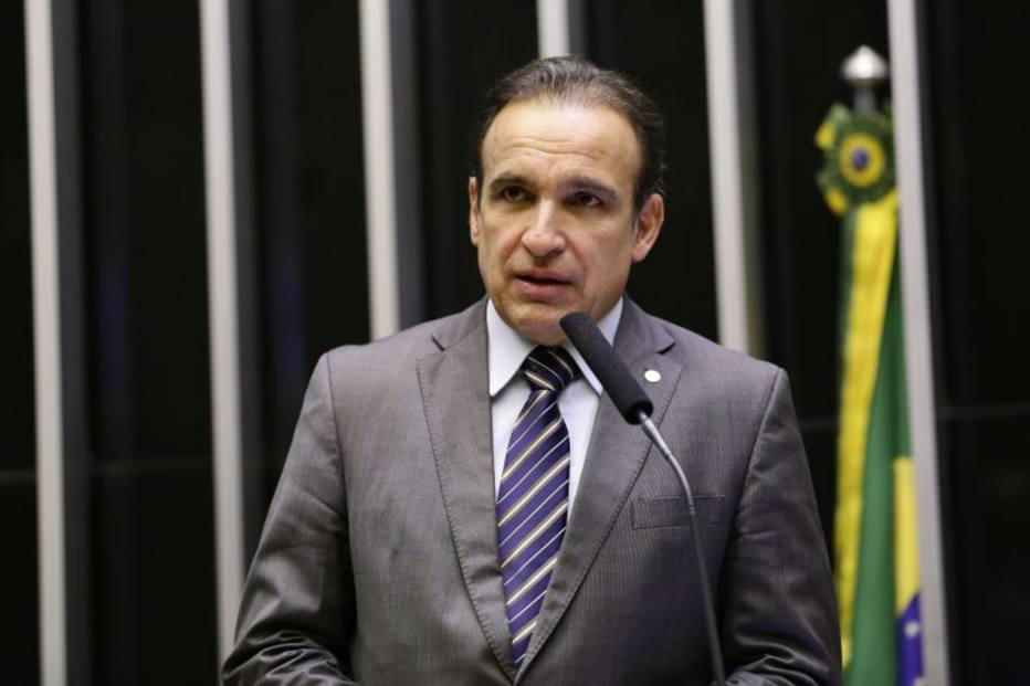 Apesar da promessa do presidente de dar reajuste a servidores em ano eleitoral, a medida não caberia no projeto do Orçamento federal do ano que vem; 'Não sei de onde ele tirou isso', diz o deputado Hugo Leal