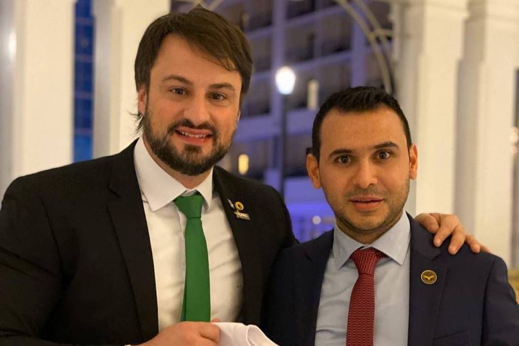 O olavista Felipe Pedri (esq.) com Eduardo Bittar, líder de grupo de direita venezuelano O olavista Felipe Pedri (esq.) com Eduardo Bittar, líder de grupo de direita venezuelano