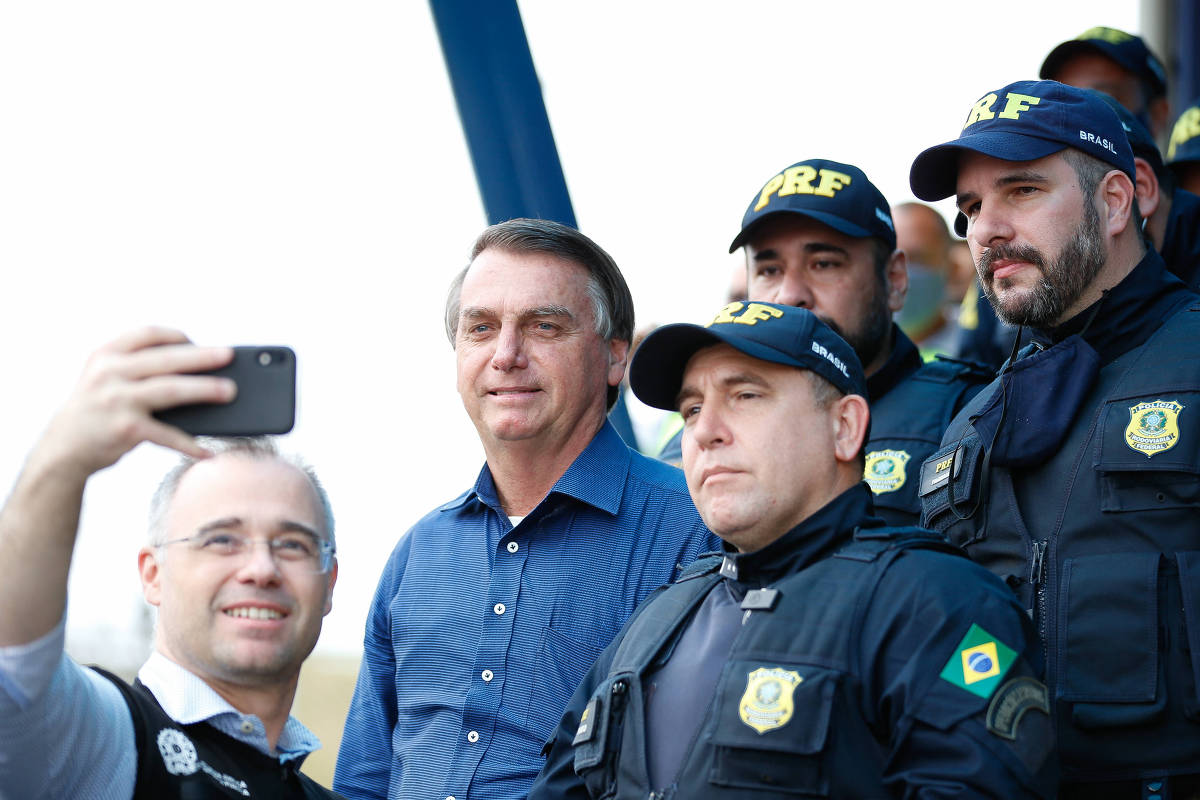 Bolsonaro tenta agradar e promete aumentar vagas em concursos para PF e PRF