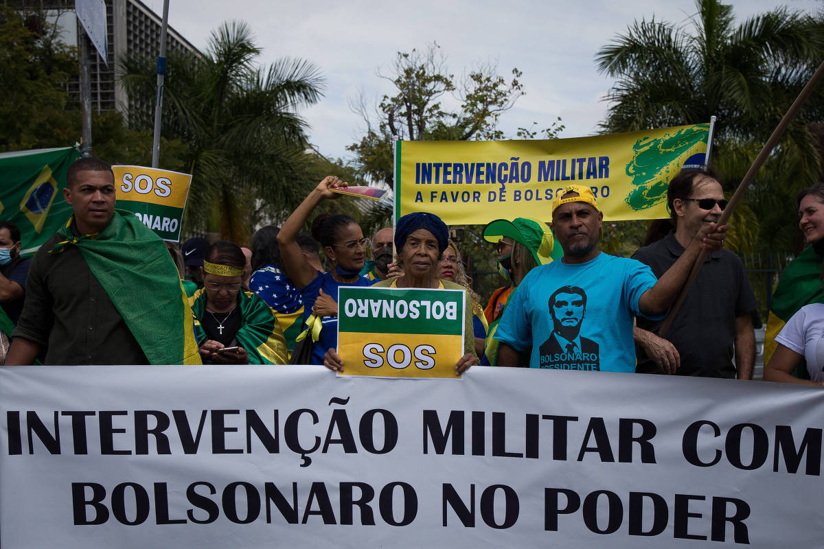 Manifestantes bolsonaristas pedem golpe em frente ao Comando Militar do Sudeste, em São Paulo