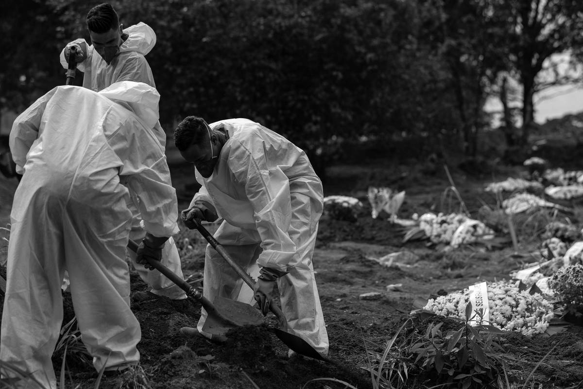 De acordo com o balanço do consórcio de veículos de imprensa, o País tem 612,4 mil óbitos no total De acordo com o balanço do consórcio de veículos de imprensa, o País tem 612,4 mil óbitos no total