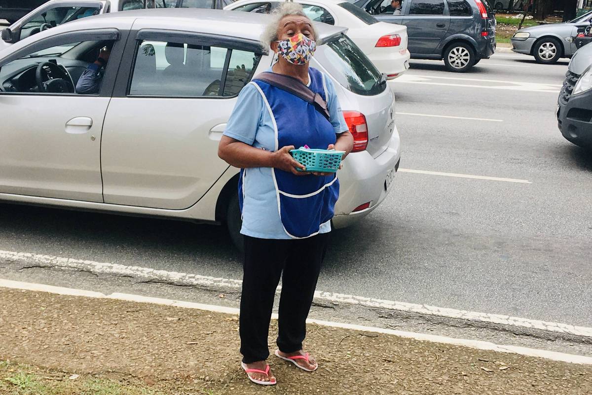A vendedora de doces Josefa Silva, 66, que trabalha no centro de São Paulo