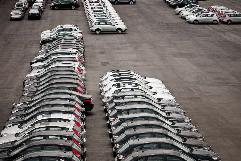 Carros da Hyundai em pátio da concessionária na Rodovia Anhanguera Carros da Hyundai em pátio da concessionária na Rodovia Anhanguera