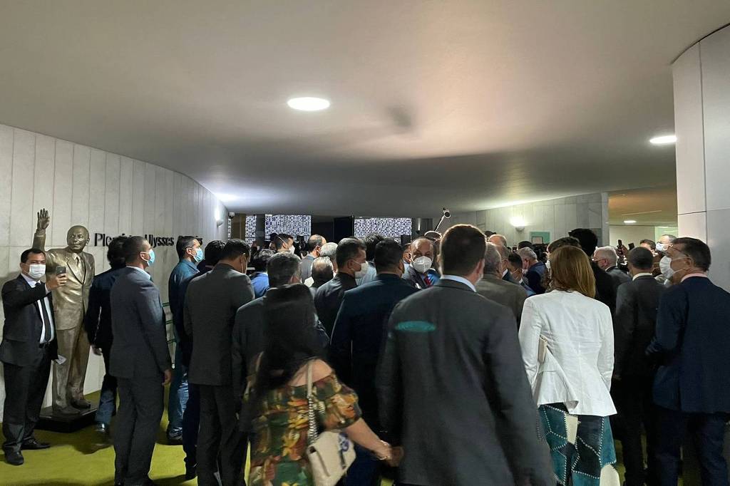 Prefeitos aglomeram e fazem pressão pela aprovação da PEC dos Precatórios na Câmara