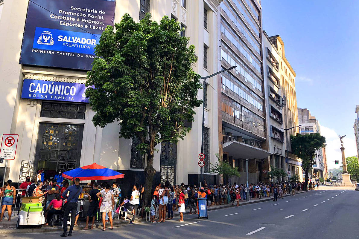 Fila para atualização de dados reúne beneficiários do Bolsa Família em Salvador - Franco Adailton/Folhapress