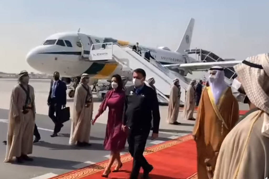 O presidente Jair Bolsonaro, acompanhado da primeira-dama, Michelle, desembarca em Dubai O presidente Jair Bolsonaro, acompanhado da primeira-dama, Michelle, desembarca em Dubai