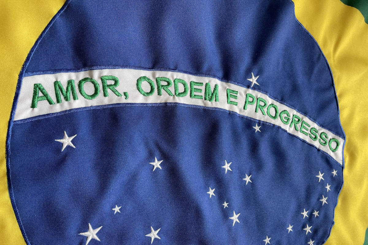 Campanha quer escrever 'amor' na bandeira do Brasil e combater ódio político Campanha quer escrever 'amor' na bandeira do Brasil e combater ódio político