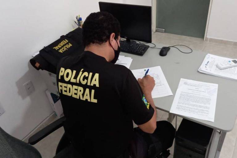 Policial federal durante busca e apreensão na operação Bleeder