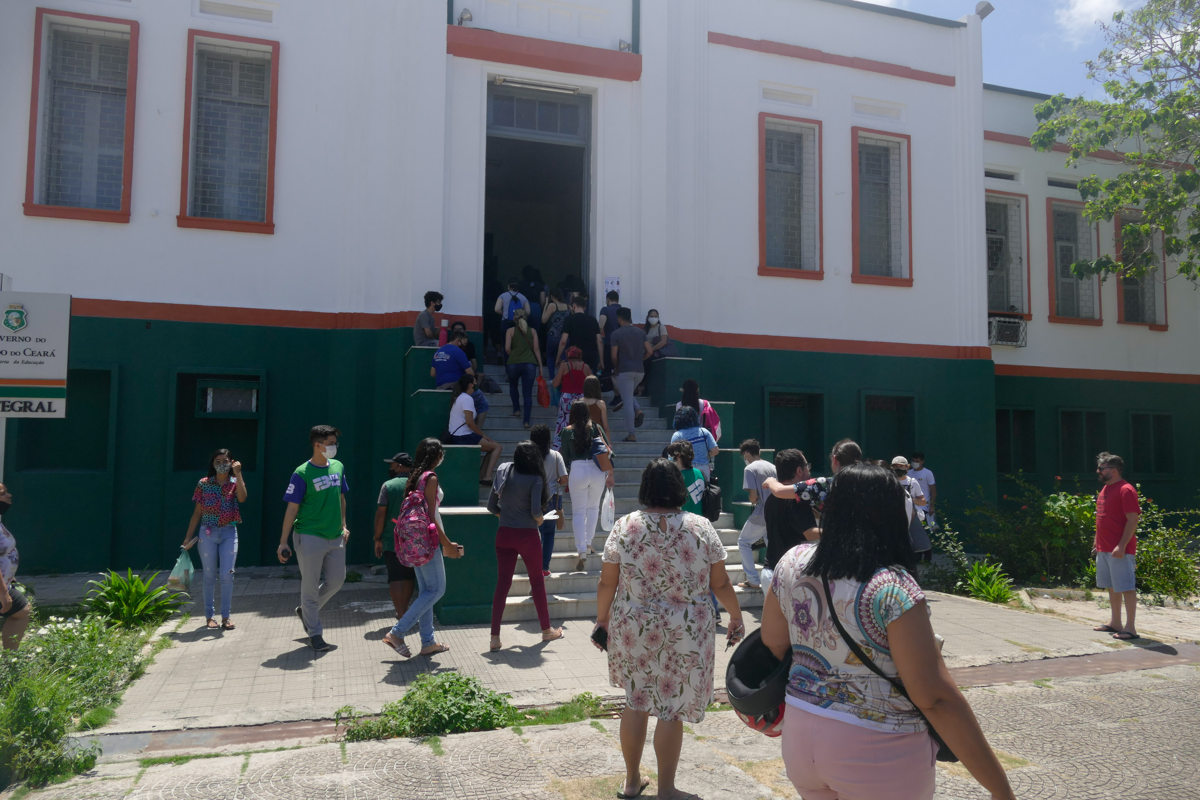 Prova é aplicada neste domingo, 21, para 3,1 milhões de candidatos; portões foram fechados às 13 horas