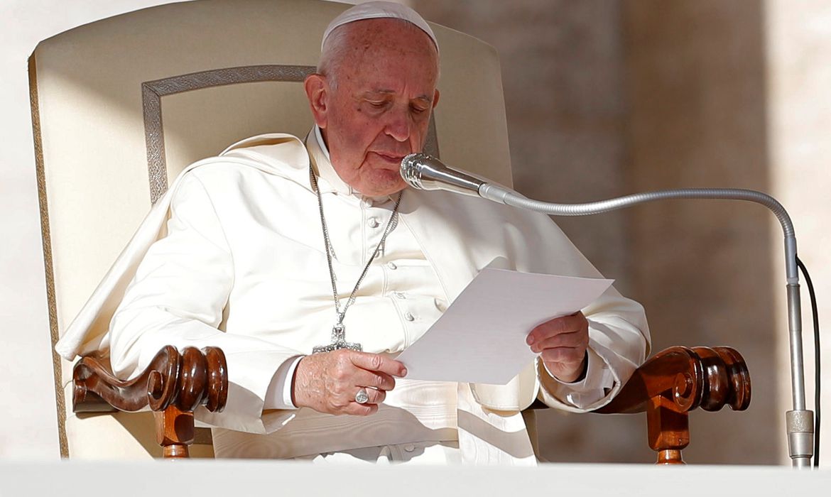 Francisco homenageou dois correspondentes veteranos no Vaticano