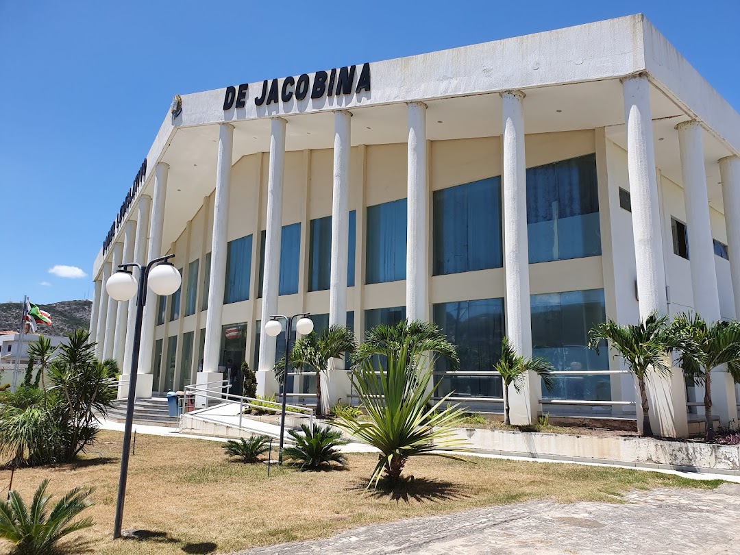 Imagens enviadas ao site Jacobina Notícias mostram a cama e o chão da residência cobertos de sangue e Ramon, que é servidor público, caído