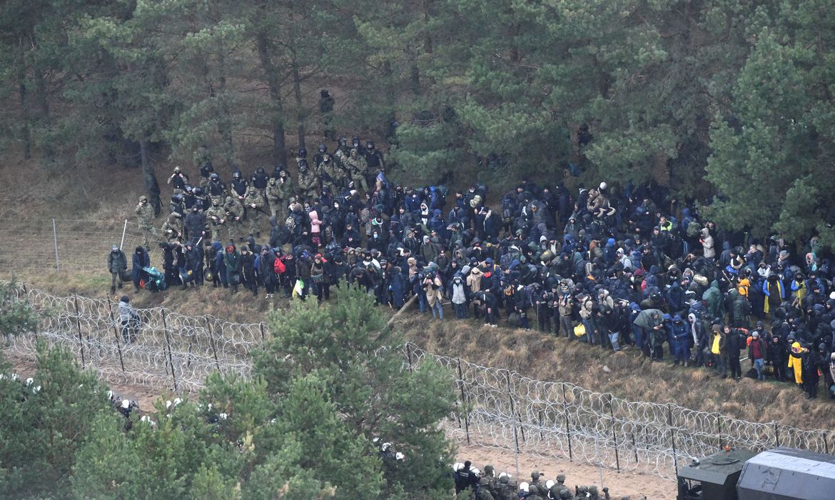 Milhares de migrantes continuam concentrados no local